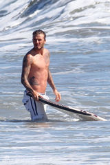 组图：贝克汉姆带儿子军团冲浪 享受假日时光