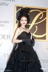 组图：熊黛林出席名牌晚宴活动造型妖艳 