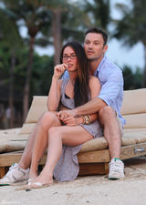 高清组图：梅根-福克斯和老公蜜月情浓 不慎露底