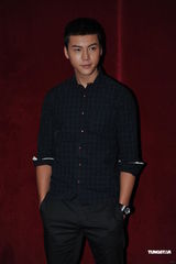 组图：英皇众星出席毕业礼 阿sa陈伟霆情侣档现身 