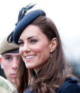 高清组图：英国王妃凯特-米尔顿军旅风装扮现身