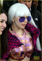 组图：Gaga频换装街头变秀场 女王变夜店女郎