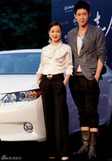 组图：阿雅主持某杂志活动 帅气美艳自信十足