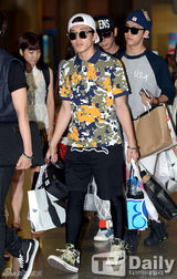 组图：B.A.P香港个唱结束 机场亮相活力四射