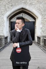 组图：王学兵伦敦时尚写真酷帅逼人