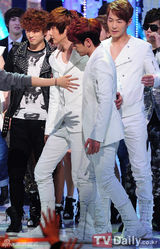 组图：韩国某节目现场公开 SHINee力压BigBang夺冠