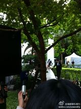 组图：张震大婚献吻娇妻 亲手为新娘提裙摆