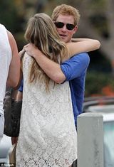 组图：哈里王子裸照门后现身 低调躲在公园