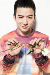 组图：魏千翔曝春日暖心大片 展花美男魅力