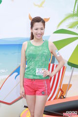 组图：白云梁政钰湿身抛胸大秀事业线