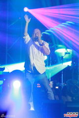 组图：巫启贤与女儿合唱 草蜢曾志伟助阵