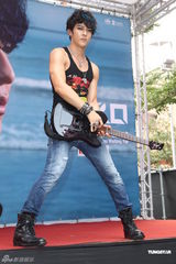 组图：汪东城摇滚风会歌迷 否认与炎亚纶有心结