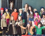 组图：阿尔芭看童装秀 女儿们学院风连衣裙抢镜