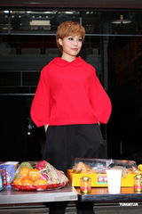 组图：容祖儿睽违11年台北开唱 一身大红烧乌龟