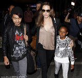 组图：朱莉携养子女亮相 黑超遮面衣着干练