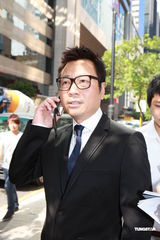 组图：黎耀祥离开法庭 直认2万友情价出席活动