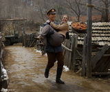 组图：《远去的飞鹰》朱亚文伉俪情深 大显父爱