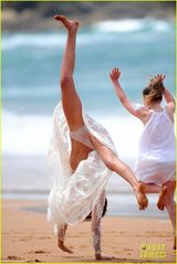 组图：超模米兰达薄纱透视装 豪迈倒立露底裤