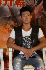 组图：吴奇隆帅气宣传新剧 甘婷婷超大项链抢镜