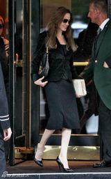 组图：安吉丽娜-朱莉现身变身黑色控 步伐轻盈