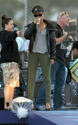 幻灯图集：蕾哈娜亮相迈阿密海岸 为演唱会积极准备