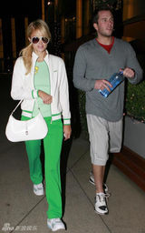 幻灯图集：希尔顿与男友相伴健身 心情大好笑不停