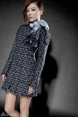 组图：应采儿拍大片玩双生 别出心裁展互动趣味