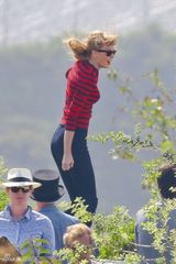 组图：泰勒空中弹跳孩子气 蓝色短裙修长美腿