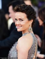 组图：好莱坞美女卡拉-古奇诺亮相红毯前凸后翘