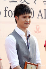 幻灯图：章子怡投身公益事业 与艾滋病童亲密不设防