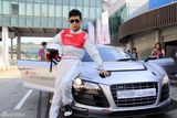 组图：张译“车模”初体验 感受速度与激情