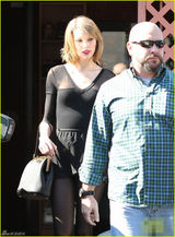 组图：斯威夫特穿性感透视装上街 超短裙秀玉腿