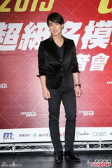 组图：吴尊出席男模赛被起哄脱光面露尴尬
