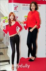 组图：韩星孙丹菲出席代言活动 红黑配显娇媚