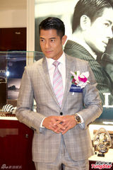 组图：郭富城帅气西装亮相台湾 称与妈妈过圣诞