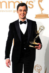 组图：艾美奖后台 “谢耳朵”吉姆-帕森斯高举奖杯