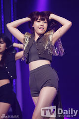 组图：INFINITE打榜夺冠 f(x)俏丽回归唱初恋