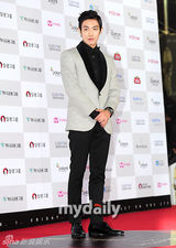 组图：李准灰西服帅气 红毯挥手显亲和