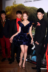 组图：白歆惠弯腰泄胸前春光 称男友让自己幸福