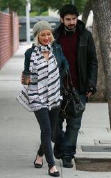 幻灯图集：克里斯蒂娜-阿奎莱拉挽手丈夫亲密逛洛城