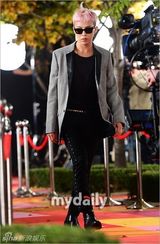 组图：李钟硕GD等闪耀颁奖红毯 女偶像尴尬跌倒