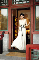 组图：张静初曝光活动花絮 梦幻意境穿越古城