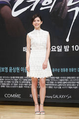 高清组图：李钟硕出席新剧发布会 剪刀手卖萌