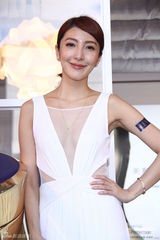 组图：杨谨华性感代言深V薄纱露半球