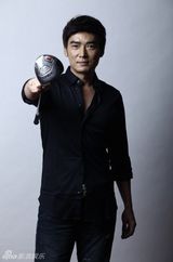 组图：焦恩俊“黄金硬汉”强势出击 写真男人味十足