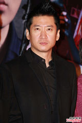 组图：余少群亮相惊悚大片《地下室惊魂》 蓝燕同台