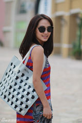 组图：秦子越曝光出游照 超仙长裙最拉风