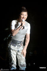 组图：孙楠无锡演唱会秀才艺 张靓颖亮相再现海豚音