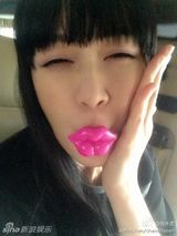 组图：陈乔恩发搞怪自拍照 烈焰红唇雷人可爱