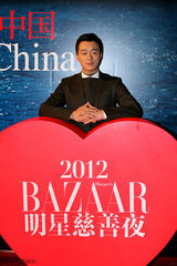 组图：佟大为帅气礼服亮相红毯 军装风显霸气